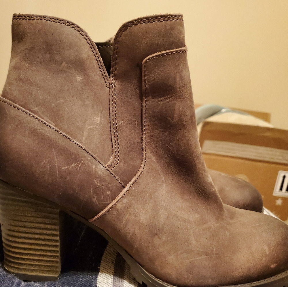 Distressed brown Clark boots. Size 7. Gently worn